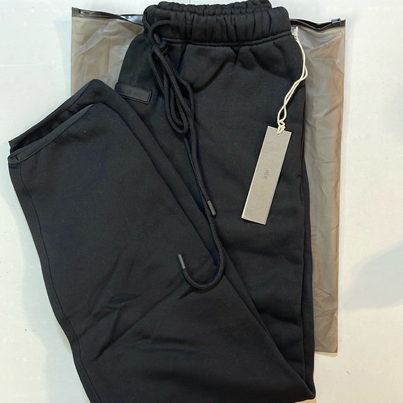 Fear of god essentials jet black sweatpants 2024 - Picture 1 of 8